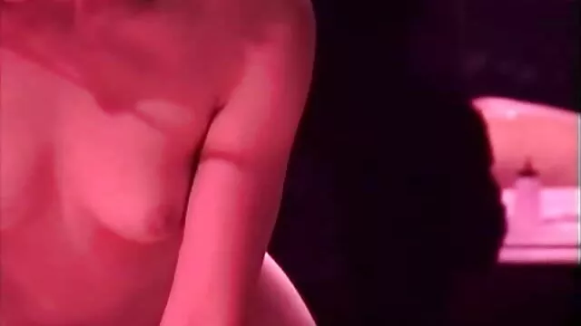 פורנו לוהט, ללא רישום.  בחורה בשמלה סקסית סקס חינם בעברית נופלת עם בעלה.