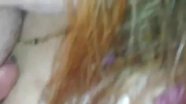 פורנו לוהט, ללא רישום.  בנות תמונות סקס מצויר משתינות מהמרפסת.