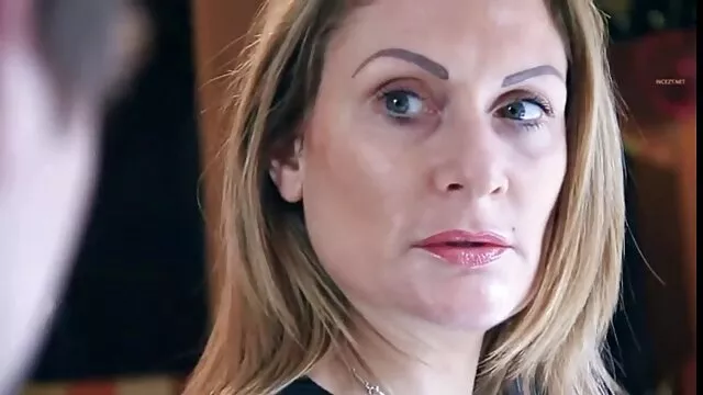 פורנו לוהט, ללא רישום.  איש בחופשה עם שני shemale פורנופרטי