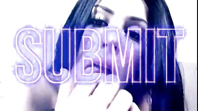 פורנו לוהט, ללא רישום.  הנערה שלבושה בצבא הצליחה סקס חדש חינם לפגוש גבר