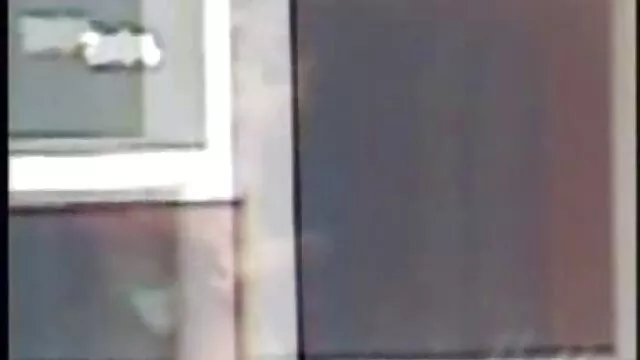 פורנו לוהט, ללא רישום.  הוא ירה סרטי סקס חינם בבלונדינית בגן הלילה.