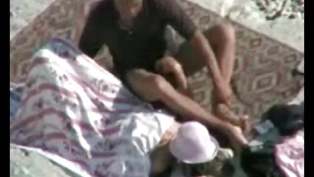 פורנו לוהט, ללא רישום.  עיסוי הדגדגן בלונדינית בעירום והנרתיק