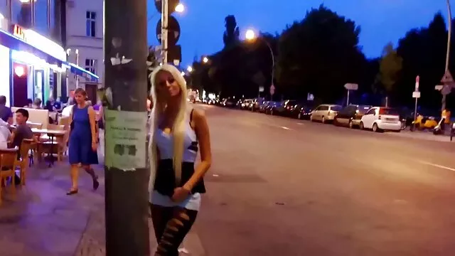 פורנו לוהט, ללא רישום.  Man בחורות עושות ביד painstakingly לשחרר נימפה