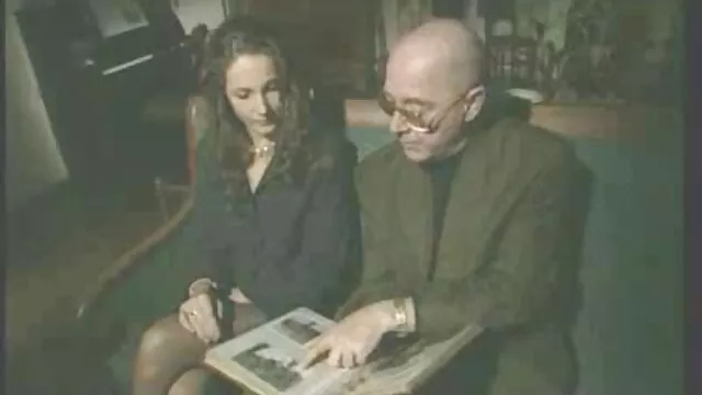 פורנו לוהט, ללא רישום.  יאנג משחק בשכן כדי זוגות מזדיינים לזיין אנאלי רך.