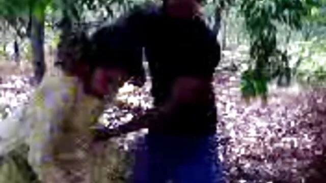 פורנו לוהט, ללא רישום.  בחורים צעירים עושים שמנה מזדינת פורנו ביתי באזורים ציבוריים שונים.