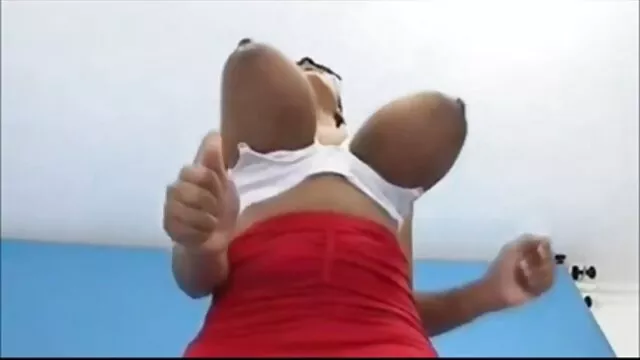 פורנו לוהט, ללא רישום.  שני חברים מנסים כוס של בחורה ופי הטבעת. סקס חינם במשפחה