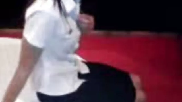 פורנו לוהט, ללא רישום.  הבחורה עם הצורה של סקס טעים פורנן חינם עם שני גברים בבת אחת