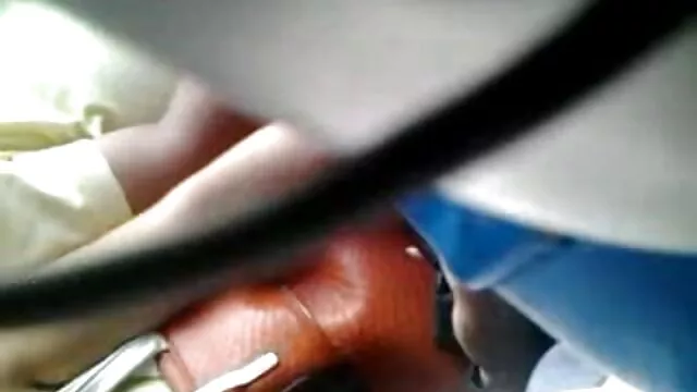 פורנו לוהט, ללא רישום.  המורה השעיר גונזו עם שתי חברות במשרד ציצי קופץ