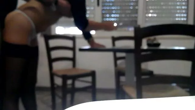 פורנו לוהט, ללא רישום.  הבעלים של המועדון, צעירה מזדינת להעניש את העוזרת על איחור לעבודה