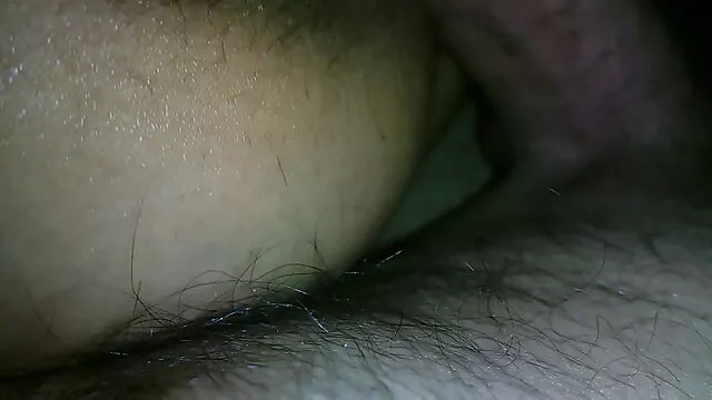פורנו לוהט, ללא רישום.  הם מתחילים בעדינות וממשיכים מלקק לה תתחת בסופה אנאלית.
