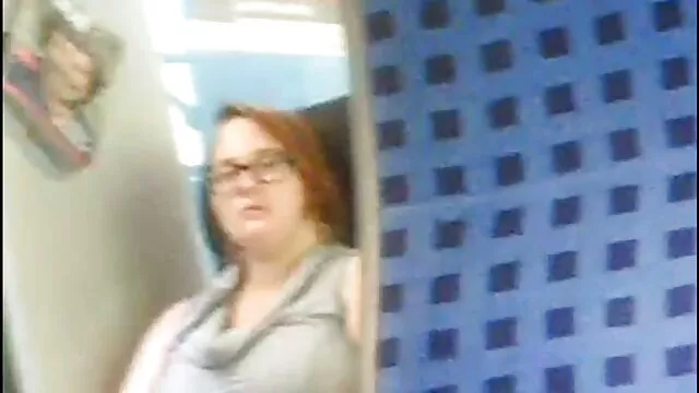 פורנו לוהט, ללא רישום.  בלונדינית בזמן העיסוי מוצצת זין גדול תותה חינם בצורה מושלמת