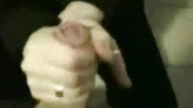 פורנו לוהט, ללא רישום.  האישה בלי סקס חינם הצעירה מוותרת בשמחה במונית.