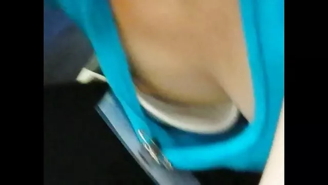 פורנו לוהט, ללא רישום.  תלמידים שלא התגלחו הכניסו את הבחורה לקיר מישוש ציצים והכו אותו בתחת