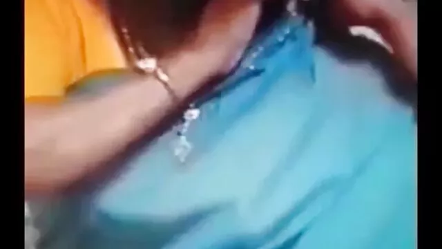 פורנו לוהט, ללא רישום.  נהג זקנות חינם המונית לא פספס את הרגע להתעסק עם נוסעים ג ' ינג ' ים