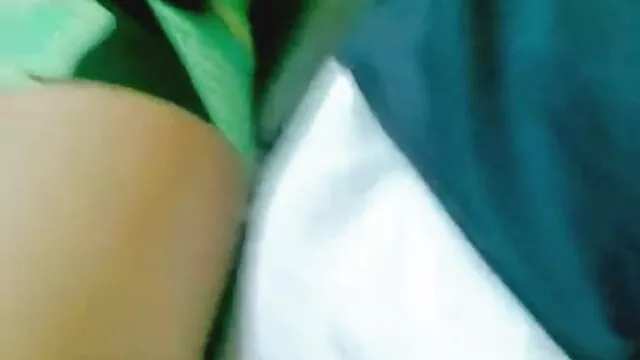 פורנו לוהט, ללא רישום.  האישה באופן אינדקס סקס חינם קבוע שמה זין על התחת שלה.