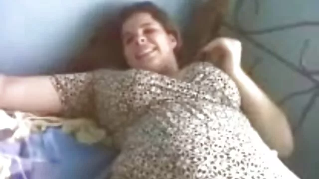 פורנו לוהט, ללא רישום.  הבלונדינית קיבלה מנה סקס מצלמות חיות של שפיך מבעלה בבוקר.