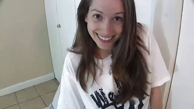 פורנו לוהט, ללא רישום.  בלונדינית יפהפייה משתתפת במכונת סקס. שחור מזיין לבנה