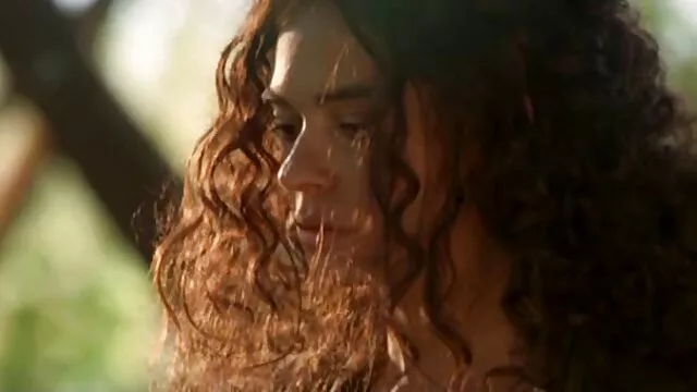 פורנו לוהט, ללא רישום.  אדל מוצאת את אישה מזדינת הכסף.
